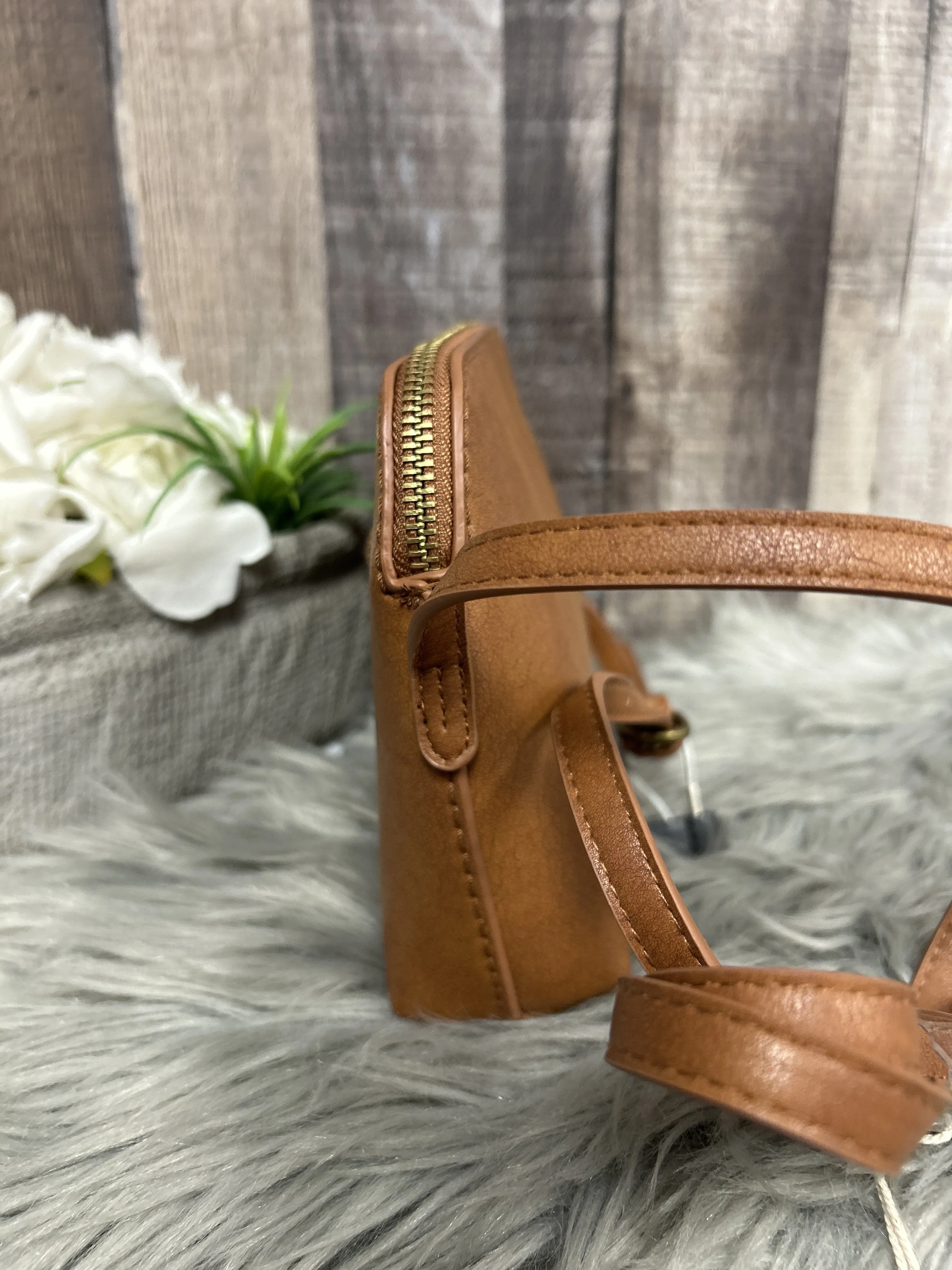 Crossbody By Universal Thread  Size: Small