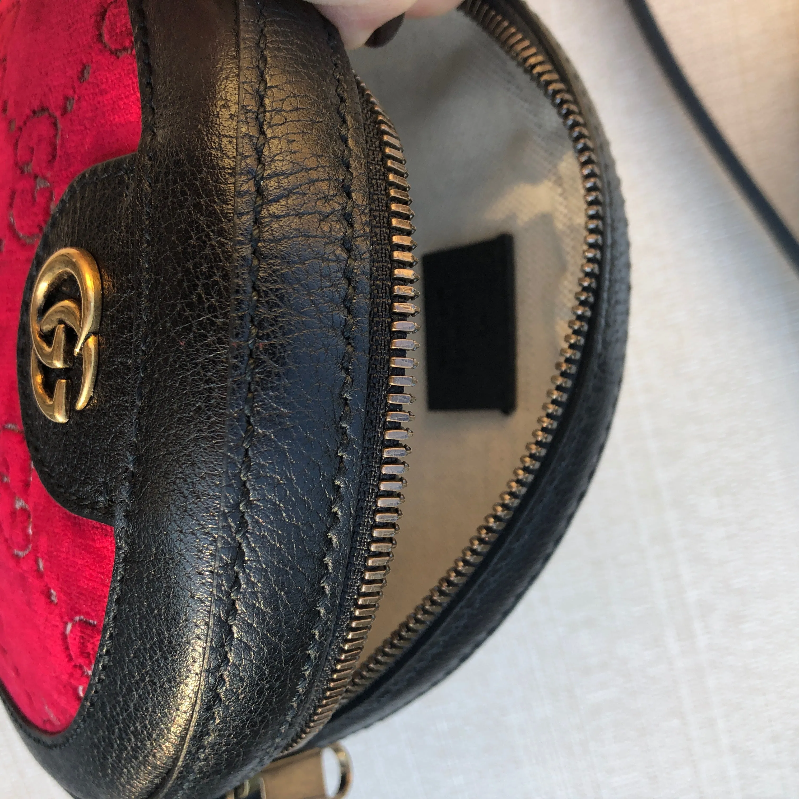 Gucci GG Velvet Round Shoulder Bag in Red